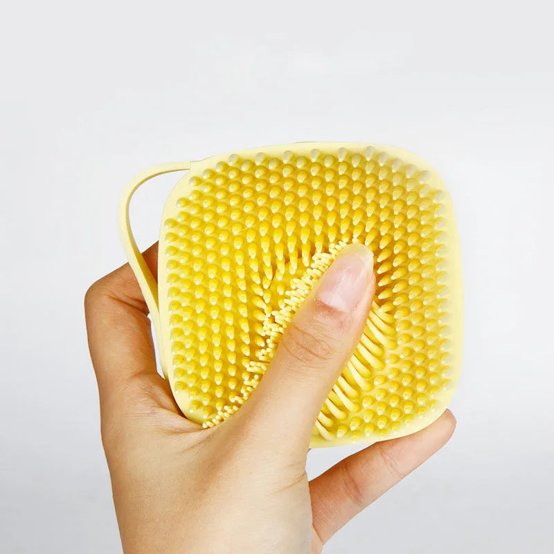 Szczotka silikonowa dla zwierząt z wbudowanym dozownikiem 2w1